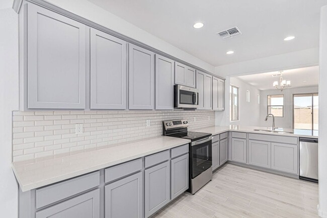 Building Photo - 16834 W Hope Dr