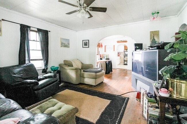 Building Photo - PRELEASING for AUGUST! Close to Campus