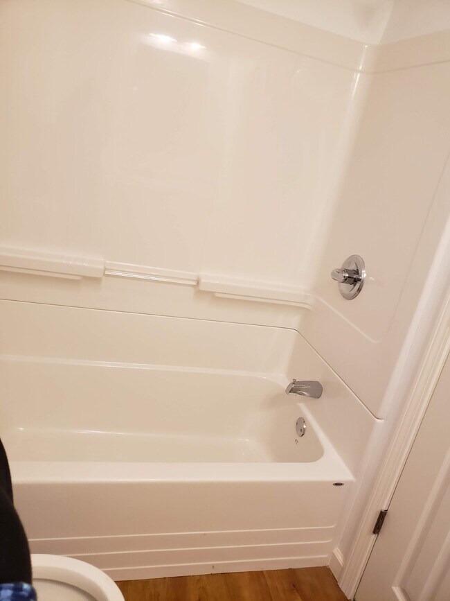 Baño con bañera. - 2 Judson St