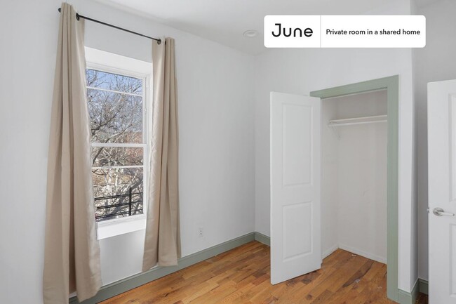 Foto del edificio - Private bedroom in 4 bed/2 bath Home