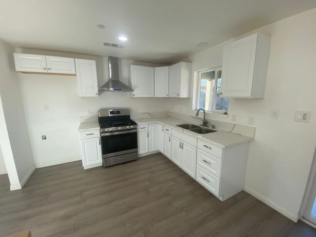 Building Photo - Spacious and New with Solar in Central Hanford