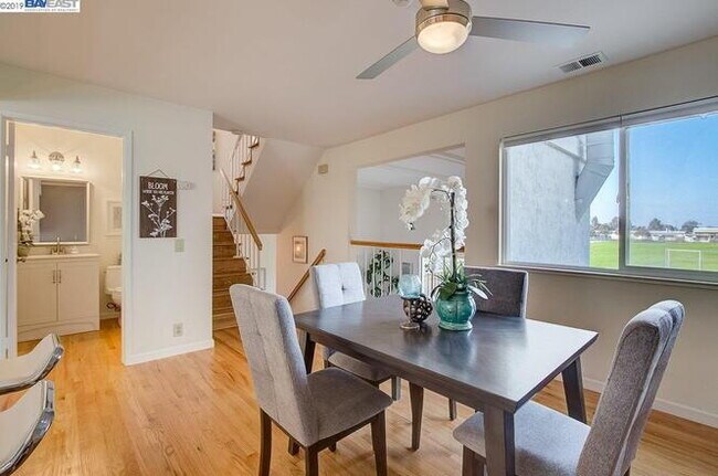 Foto del edificio - Bright 3BR Townhome in Newark