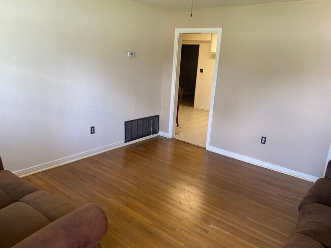 Building Photo - Cozy 2 Bedroom Home