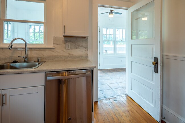 Cocina - 2346 SE Ankeny St