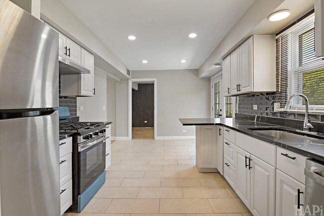 Building Photo - 2208 Kensington Dr