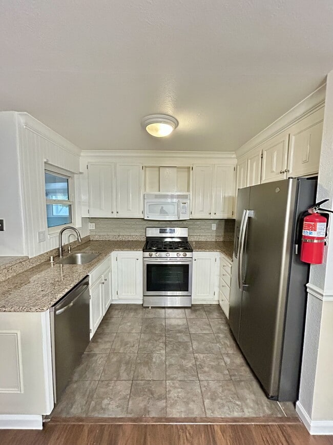 Foto del edificio - 461 Pamela Dr