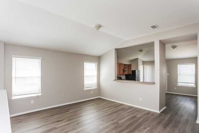 Building Photo - 914 Pryor Dr