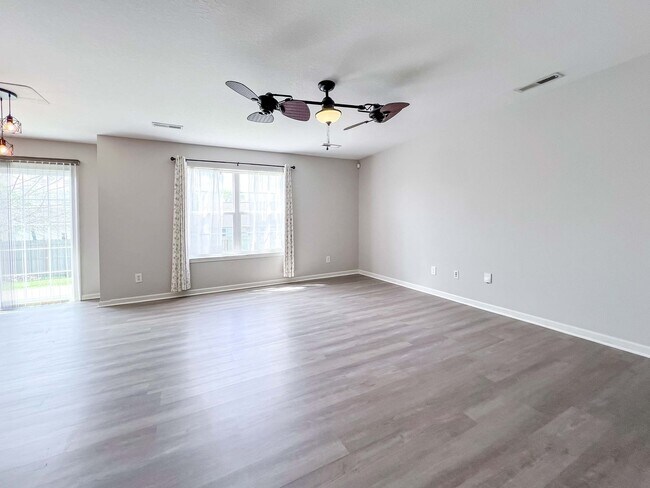 Foto del edificio - 3 Bed / 2.5 Bath Home with Fenced Backyard, Garage & Extra Storage