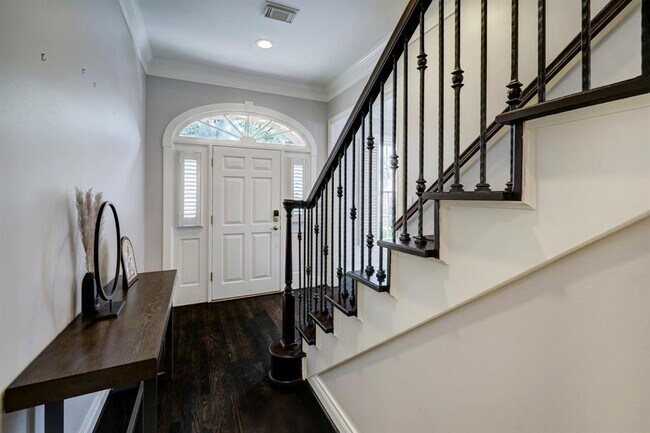 Building Photo - 2211 Augusta Dr