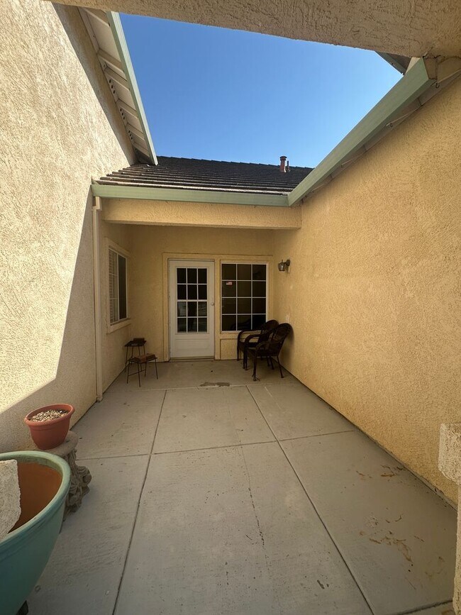 Building Photo - Beautifully Updated Single Story 3-Bedroom...