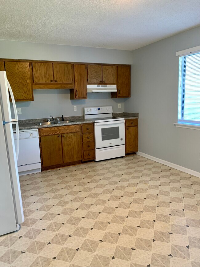 Kitchen - 800 Fargo St