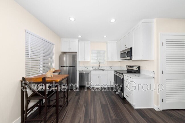Foto del edificio - 130 N Lark Ellen Ave