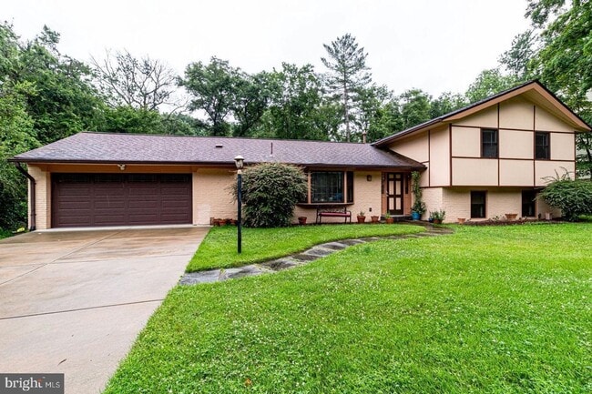 Building Photo - This elegant and unique three-level split ...