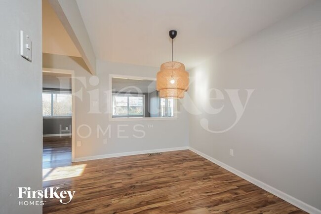 Building Photo - 2413 St Robert Ln