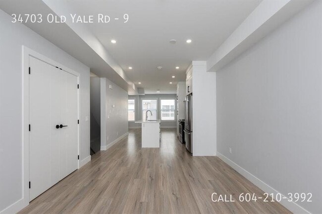 Building Photo - Townhouse Near Rec Centre