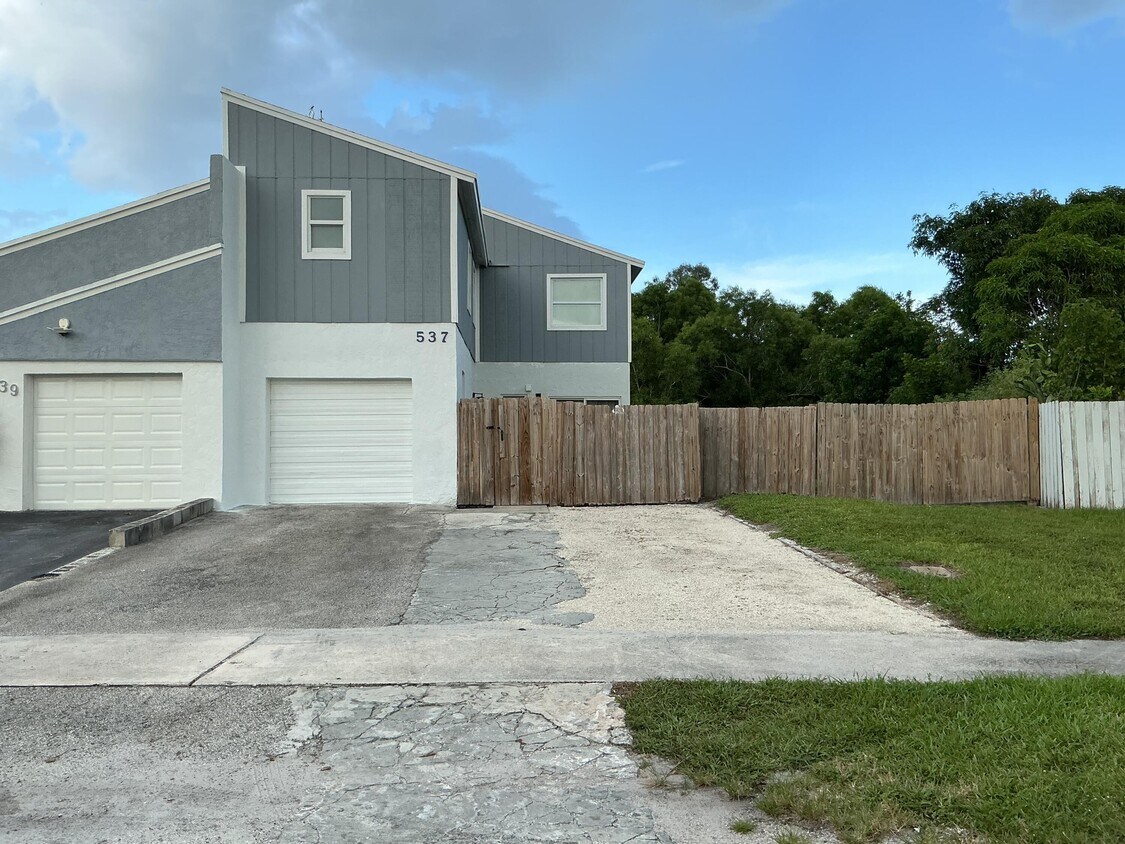 Foto principal - 537 NW 51st Ave