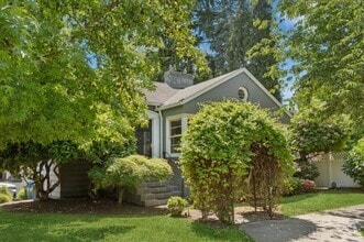 Building Photo - 2413 NE 60th St