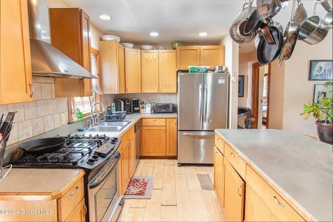 Building Photo - 99 1/2 Walworth St