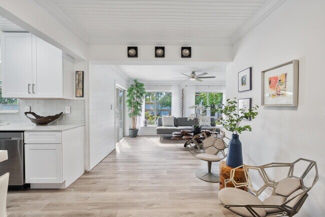 Building Photo - 274 NE 28th Rd