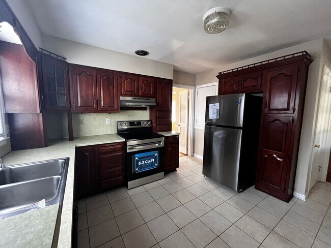 Foto del edificio - Spacious 3 Bedroom With A Basement