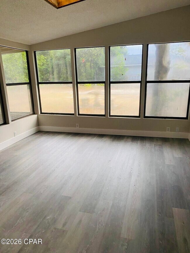 Foto del edificio - 1825 Watkins Ave