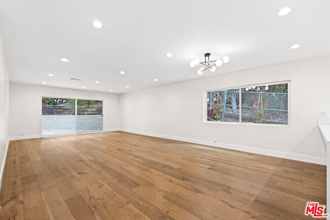 Foto del edificio - 21817 Providencia St