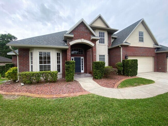 Building Photo - Remodeled 5/3.5 Pool Home in Hunters Ridge!