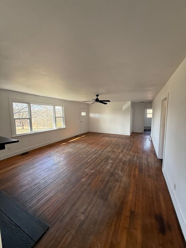 Building Photo - 3 Bed/2 Bath House with LARGE Front and Back Yard