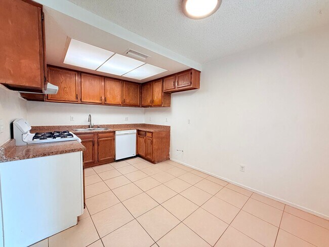 Building Photo - AVAILBLE NOW!! 2 Bed 1 Bath Apartment in C...