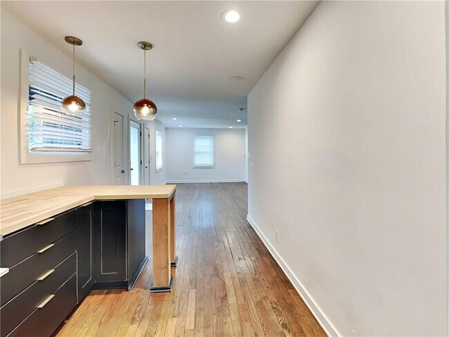 Building Photo - 439 Oak Rd