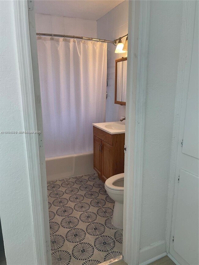 Foto del edificio - 1560 NE 145th St