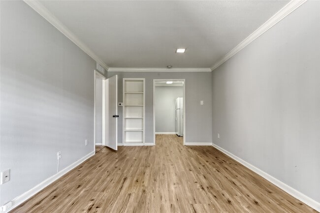 Building Photo - 845 Augusta Dr