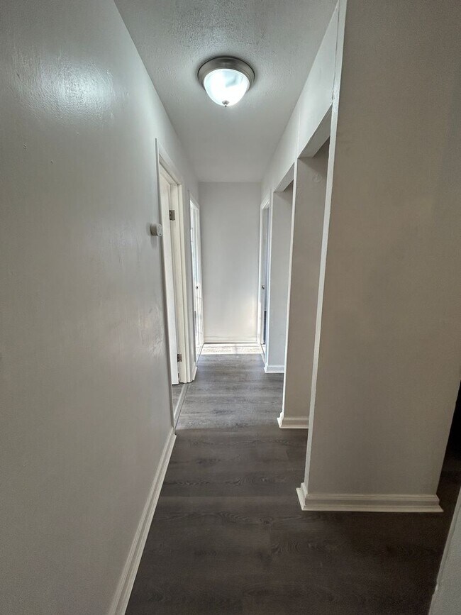 Foto del edificio - For Lease