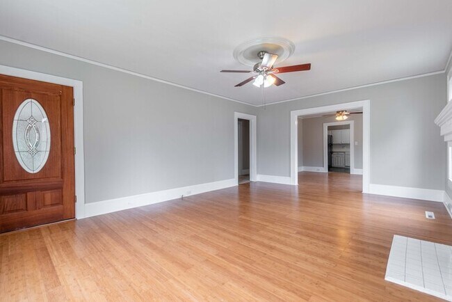 Building Photo - 607 Bethpage Rd