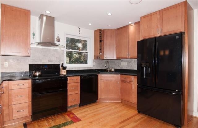 Building Photo - Stunning Home Available This Summer