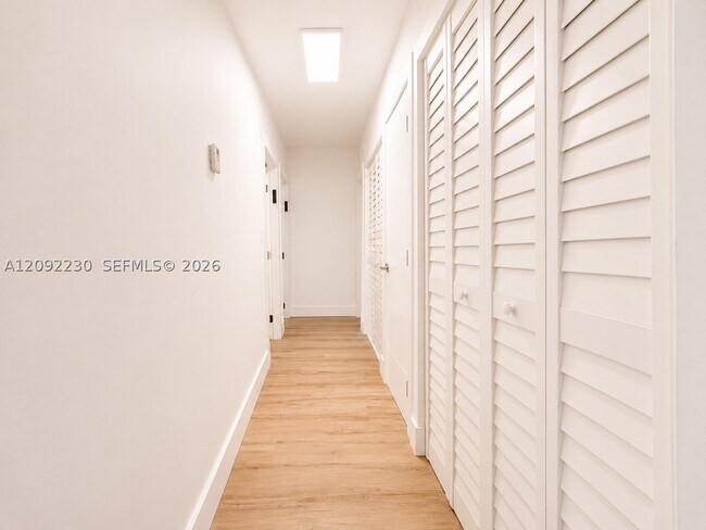 Building Photo - 400 Kings Point Dr