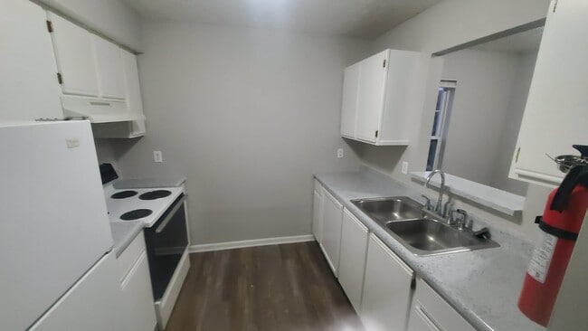 Building Photo - 41 Pine Dr