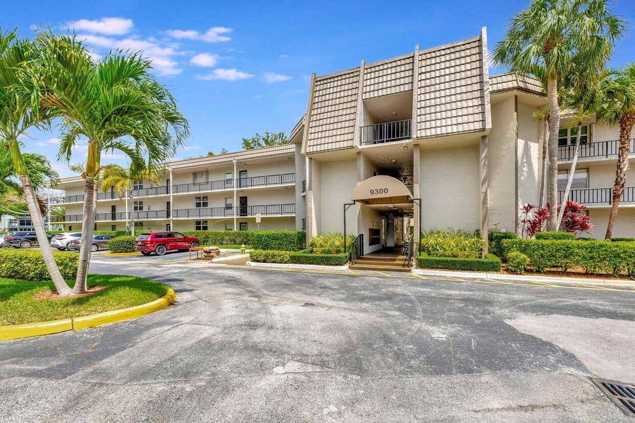 Primary Photo - 9300 Lime Bay Blvd
