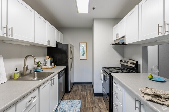 2BR, 1BA - 930SF - Portola Bridge Creek