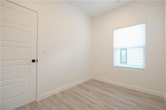 Foto del edificio - Featherston Village - Modern Living - LEASING SPECIAL!