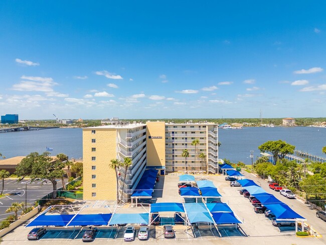 Foto del edificio - First Floor Riverfront Condo