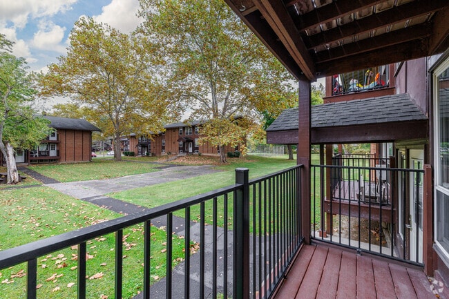 1BR, 1BA - 500SF - Balcony - Franklin Park Apartments