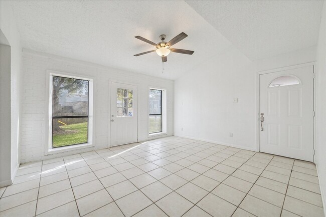 Building Photo - 2223 Par Ln