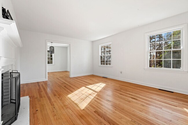 Building Photo - Single Family Ranch: September 1st