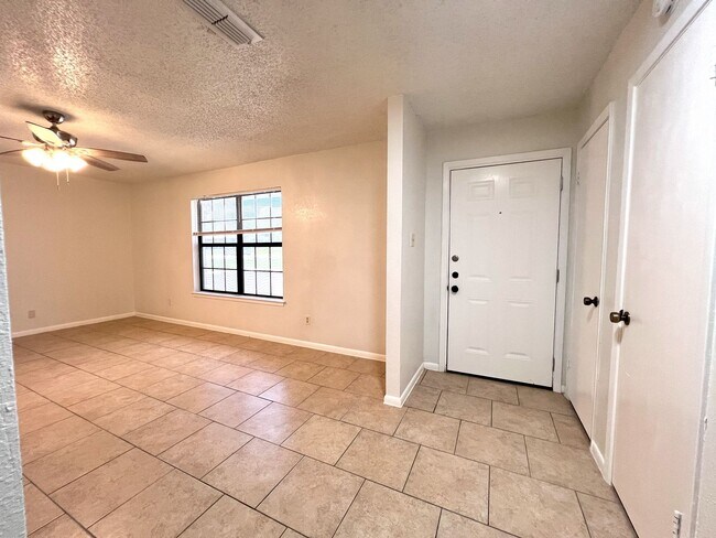 Foto del edificio - Charming 3-Bedroom Home for Rent in Harker...