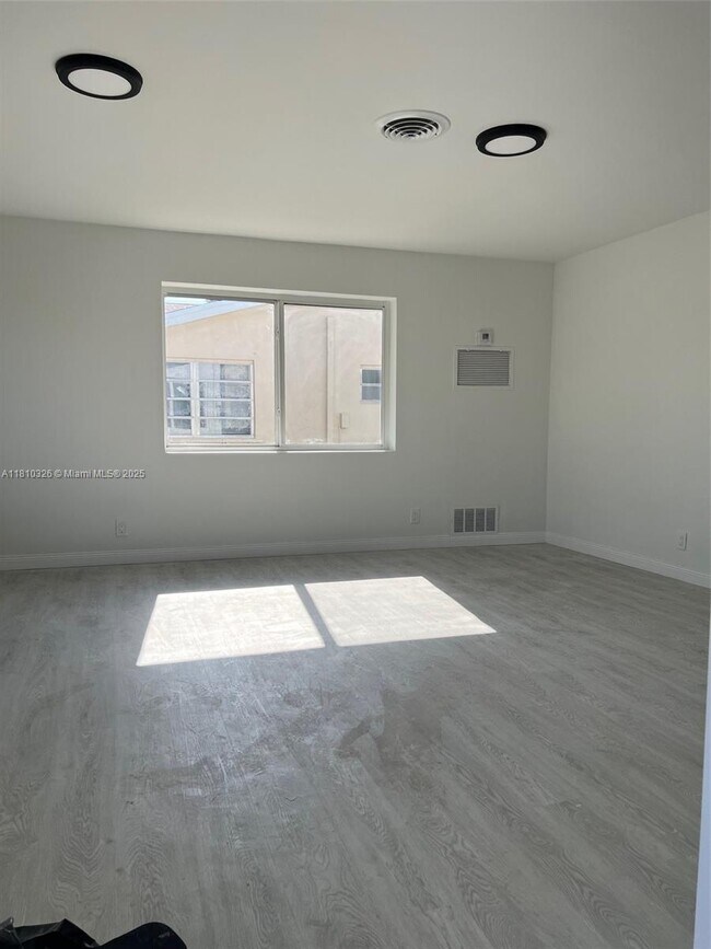 Foto del edificio - 1831 NE 56th St