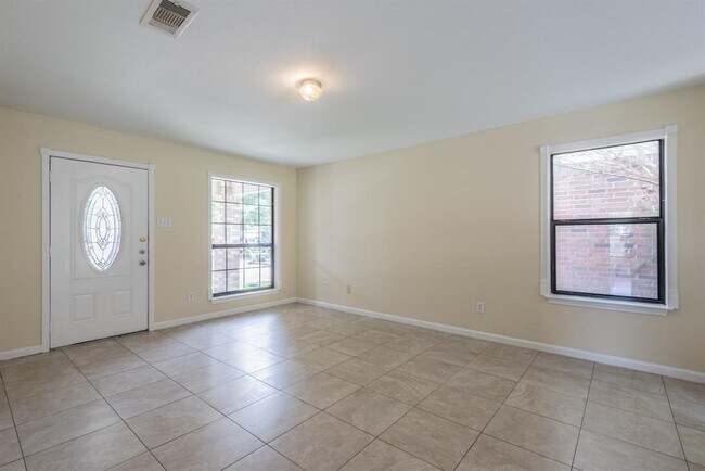 Building Photo - 10236 Azalea Village Dr