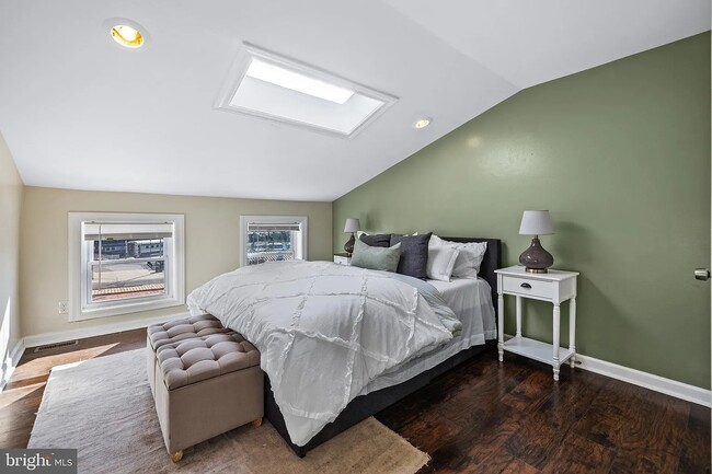 Building Photo - 926 W Pratt St