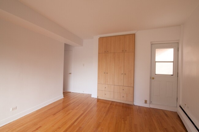 Building Photo - 6525 Côte-Saint-Luc