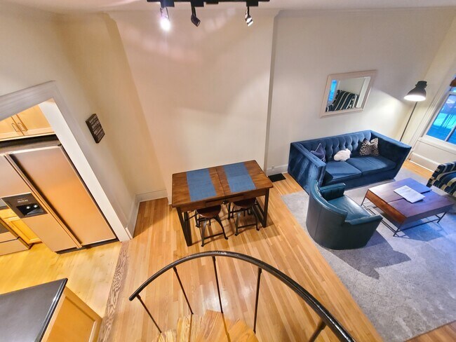 Building Photo - 30 Hanson St